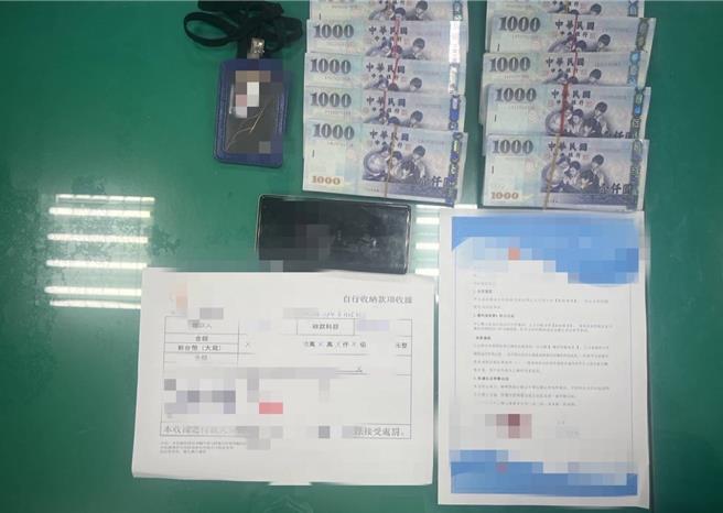 台中市太平區40多歲男子「小杰」日前落入高報酬投資詐騙陷阱，3度投入共165萬元費用，出金時才發現遭詐，警方將計就計與小杰聯手引蛇出洞，當場逮獲黃姓車手。（民眾提供／潘虹恩台中傳真）