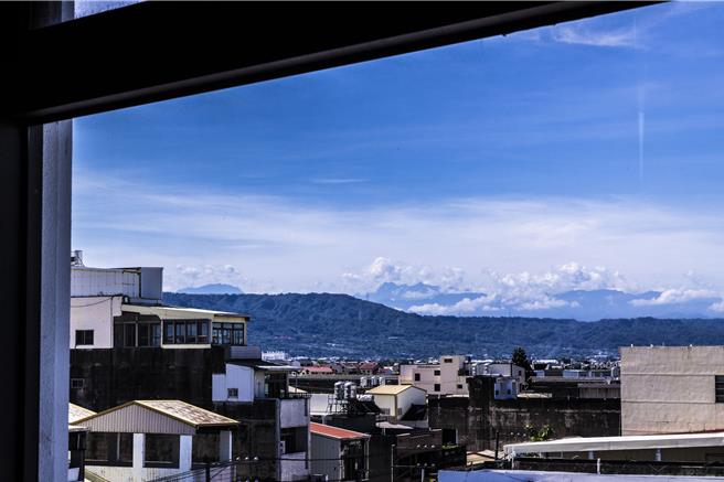 拉开病房窗帘往外看，就可以欣赏玉山主峰美景，让员林常春医院医护人员和病患都好惊喜。（常春医院提供／叶静美彰化传真）