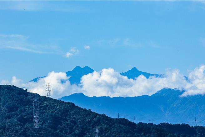 近几日彰化能见度高时，员林民眾在平地就有机会目睹玉山美景。（常春医院提供／叶静美彰化传真）