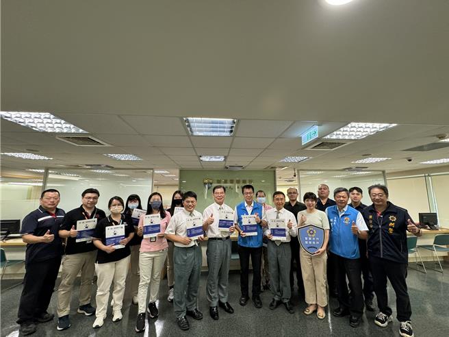 苗栗縣警局長陳世煌27日專程拜訪玉山銀行竹南、頭份及後龍分行等3家金融機構，感謝行方全力協助阻詐，並致贈阻詐獎勵品。（苗栗縣警局提供／謝明俊苗栗傳真）