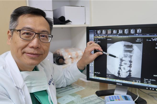 大千医院医师容志雄提醒，提早存骨本，远离骨质疏松的威胁，才能预防骨折发生。（大千医院提供／谢明俊苗栗传真）