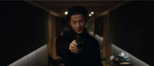 许光汉在《无路可逃：轮盘赌》中持枪模样帅气逼人。（翻摄自YouTube）