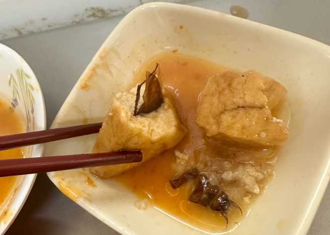 超噁油豆腐，竟有一隻大蟑螂「頭身分離」。（翻攝臉書爆料公社二社）