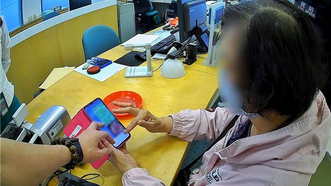 竹南警分局竹南所員警聯手玉山銀行阻止吳姓婦人被詐。（讀者提供／謝明俊苗栗傳真）