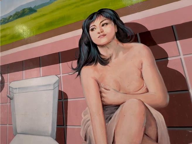 彰化市年僅15歲的國中畢業生吳承家、莊睿豪，日前熱心充當導遊，帶領網紅暢遊彰化市，忠權社區廁所內的暴乳壁畫成為近日許多民眾朝聖的景點。（民眾提供／孫英哲彰化傳真）