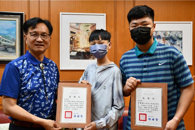 彰化市長林世賢（左）頒發感謝狀表揚吳承家（阿家、中）與莊睿豪（小莊、右）行銷彰化市觀光。（彰化市公所提供／孫英哲彰化傳真）