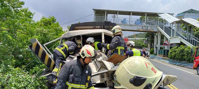 八里区中华路三段今上午发生车祸，导致龙形、长坑一带共千户用户停电。( 叶庭欣/翻摄 )