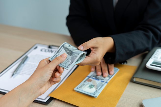 水瓶座下半年除了在投资上有稳定收益，事业上也将迎来贵人相助。（示意图：shutterstock／达志）
