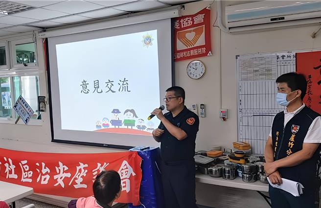 桃园》芦竹五福里治安座谈会 针对「老朋友」诈骗宣导。（芦竹警分局提供）