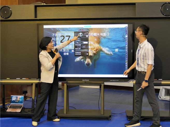 云林县政府28日在斗六市镇南国小，举办全县装置水洗式智慧黑板记者会，云林县长张丽善（左）示范如何使用智慧黑板，希望藉此提升孩子的学习兴趣与成效，发展创新教学模式。（张朝欣摄）