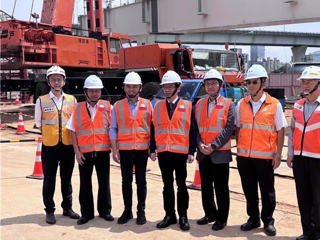 交通部長李孟諺（右四）28日至桃園市視察國道1號林口交流道改善工程（姜霏攝）
