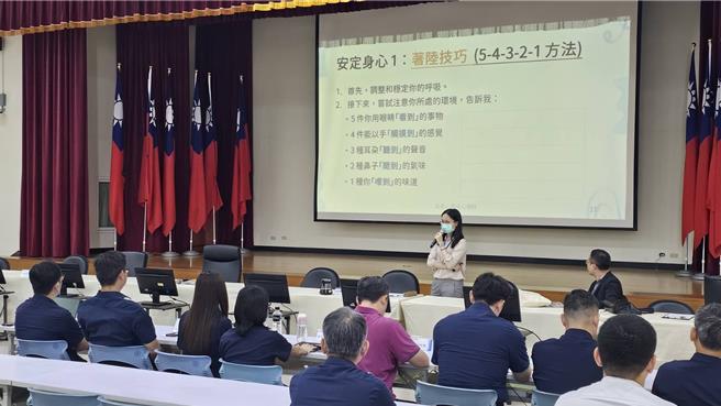 桃园警察分局于昨日利用举行联合勤教的时段，特别邀请卫生福利部桃园疗养院李仁钦主任与庄惠心临床心理师，为分局同仁们进行了一场专题讲座。（桃园警分局提供）
