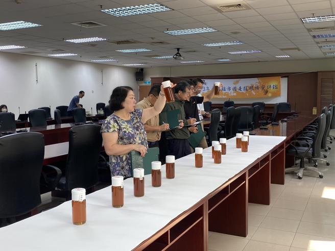 高雄市农业局与冈山区农会办理高雄龙眼蜂蜜评鑑。（图片来源：高雄市农业局提供）