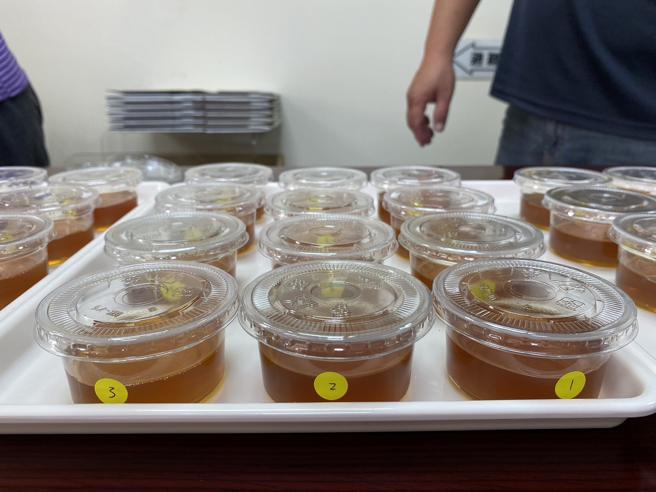 来自冈山、田寮、阿莲、桥头、大树、杉林、内门等七区计26位蜂农参加高雄龙眼蜂蜜评鑑（图片来源：高雄市农业局提供）
