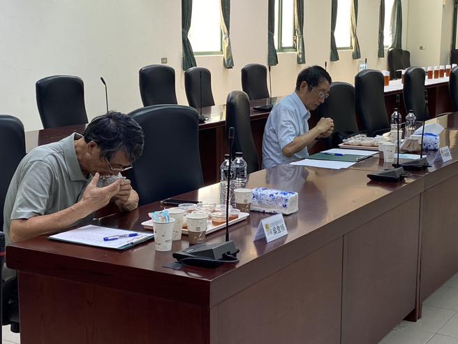 评审仔细评比蜂蜜的色泽、香气、口感、纯度等。（图片来源：高雄市农业局提供）
