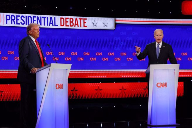美總統大選今進行首場電視辯論，左為川普、右為拜登。（圖／路透）