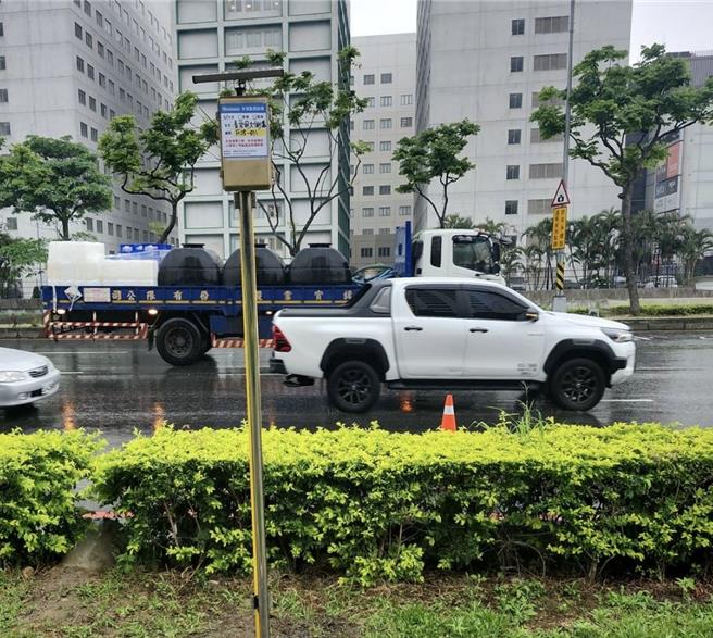 为改善测沟积淤堵塞情形，桃园市水务局于桃园市芦竹区6处淹水热点设置智慧测沟监测站。（桃园市水务局提供）