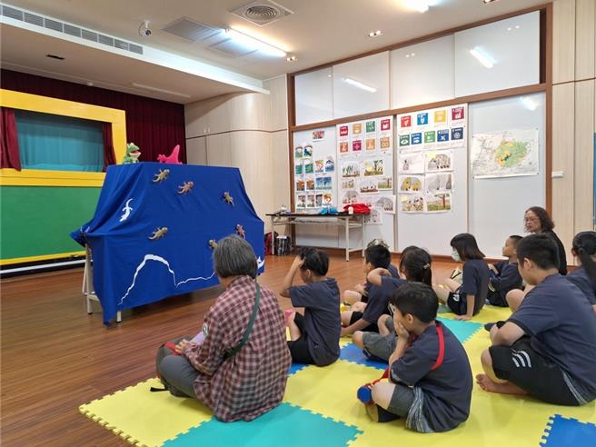 雪霸国家公园汶水游客中心山椒鱼特展，28日开幕，邀请泰安乡清安国小师生参加，观赏手偶表演。（雪管处提供／谢明俊苗栗传真）