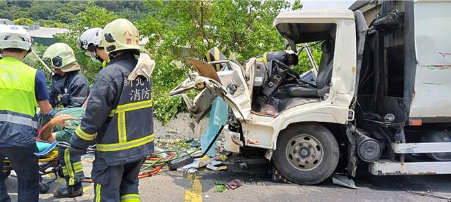 苏姓男子今（28）日上午驾驶垃圾车行经八里区中华路三段，疑因煞车失灵，不慎自撞路旁电线杆，垃圾车头严重凹陷。（消防局提供）