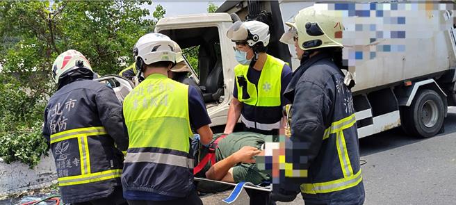 警消使用油压破坏器材破坏车体，将苏男救出后送往林口长庚医院救治。（消防局提供）