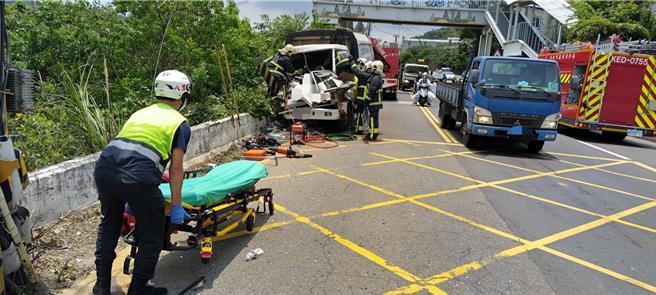 该起事故造成八里区共1492户用户停电，经台电抢修，已陆续恢復供电。（消防局提供）