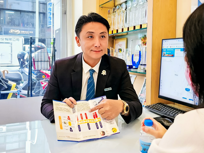 
邱采瑄的先生、台庆不动产蔡亚志秉持诚实理念，销售中的物件发生非自然身故仍坚持告知买方，获得客户信赖。照片提供：永庆房产集团
