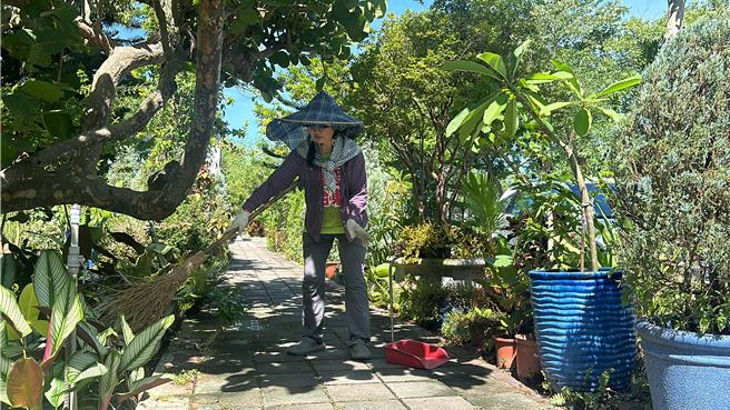 台东民眾王美琇在自家门前的人行道种植花草树木，遭到检举。（蔡旻妤摄）