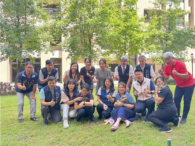 游荡犬猫的管理与防治一直是难解的议题，台中市乌日区「樱花一绽」社区与中市动保处、动督盟合作推动动物友善计画，不仅成立认养小栈，号召住户担任志工执行TNVR计画，并进行家户动物调查，28日分享成果。（潘虹恩摄）