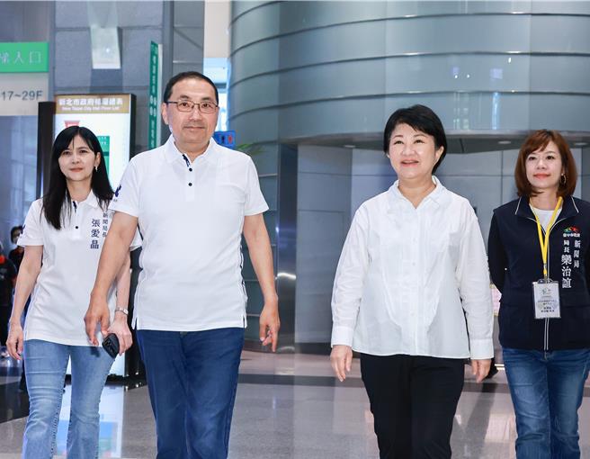 新北市长侯友宜（左二）与台中市长卢秀燕（右二）28日出席城市交流活动（罗永铭摄）