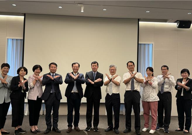 奇美医院28日发表「创新化疗专床预约系统」成果，健保署长石崇良(左五)与奇美医院院长林宏荣(左六)等人，一起比出癌症治疗不误点的手势。(曹婷婷摄)