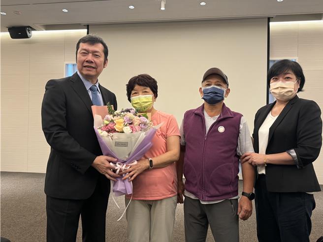 乳癌患者张女士(左二)现身说法，奇美医院院长林宏荣(左)献花。(曹婷婷摄)