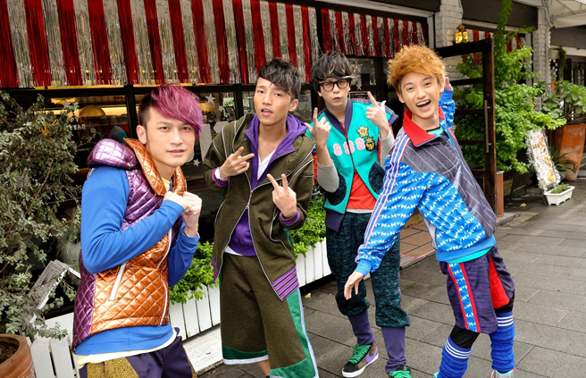 廖人帅（右2）过去和KID（左起）、小马、EASON组成CIRCUS出道。（图／中时资料照）