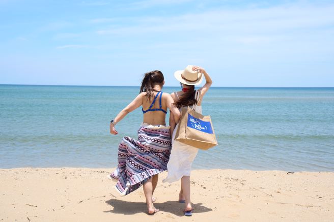 海滩玩美包附赠海滩包、风格沙滩巾、时尚草帽。(福容饭店提供)