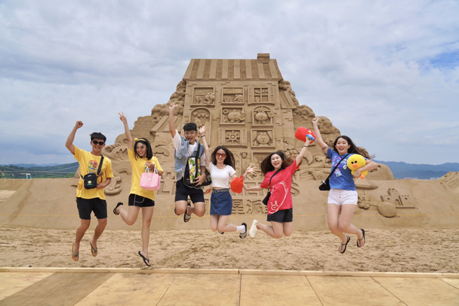 福隆沙雕季LINE FRIENDS夏日明星派对-粉丝合照。(福容饭店提供)