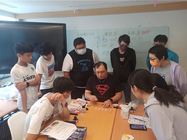 桃园市立图书馆携手台湾万代南梦宫组装模型事业部，及台湾模型嗜好发展协会，于7月到10月，推出程式模型、微缩模型涂装等一系列以「模型」为主题的课程。（桃市图提供）