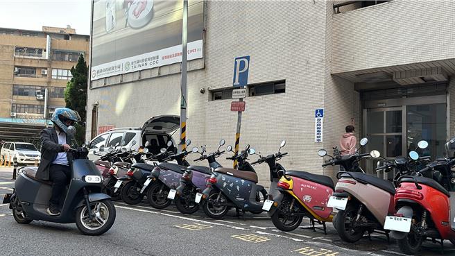 桃园市环保局今年初推动电动机车补助计画，再增额2000件专案申请名额。（桃园市环保局提供）