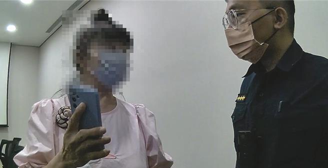 台中劉姓女子遭網路愛情詐騙，到銀行欲兌換比特幣，所幸行員機警發現。（警方提供）