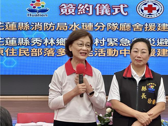 红十字会会长王清峰（左）与花莲县长徐榛蔚（右）谈论签约前心路歷程，过程不断讨论、修正，要让花莲更安全。（王志伟摄）