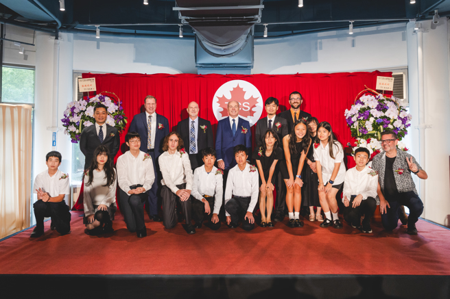 加拿大駐台北貿易辦事處代表倪傑民（右 3）暨 TCS 校長及貴賓們與國中部畢業生們合照。(照片/TCS提供)