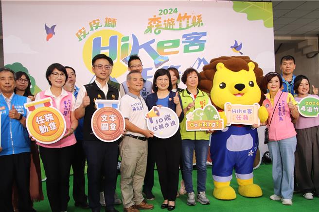 森游竹县前100名完登者，可获得限量版吊带裤造型皮皮狮玩偶。（邱立雅摄）