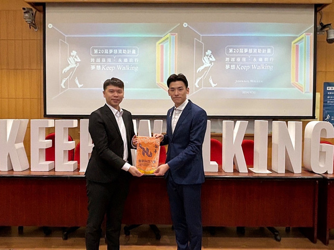 观休系林昕翰主任致赠合作锦旗予帝亚吉欧品牌大使。(照片/龙华科大提供)