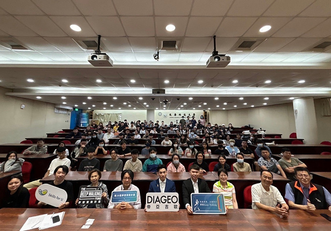 龙华科大观休系师生共襄盛举，学习酒类专业知识与环境永续议题。(照片/龙华科大提供)