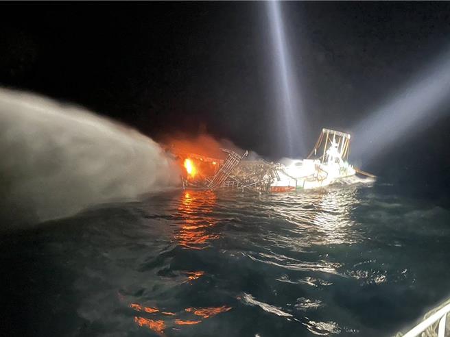 一艘台籍「金旺兴」渔船昨晚在彭佳屿北18浬处火烧船，5名船员紧急弃船跳海逃生，被附近渔船全数救起。海巡署北部地区机动海巡队八里舰及基隆海巡队PP-10063获报前往救援灭火，无人伤亡。（基隆海巡队提供／徐佑升基隆传真）