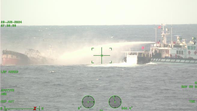 一艘台籍「金旺兴」渔船昨晚在彭佳屿北18浬处火烧船，5名船员紧急弃船跳海逃生，被附近渔船全数救起。海巡署北部地区机动海巡队八里舰及基隆海巡队PP-10063获报前往救援灭火，无人伤亡。（基隆海巡队提供／徐佑升基隆传真）