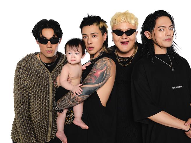 阿夜抱著兒子與TRASH團員們合照。（華納音樂提供）