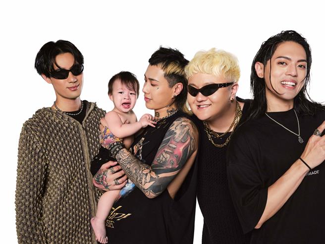 阿夜抱著兒子與TRASH團員們合照。（華納音樂提供）