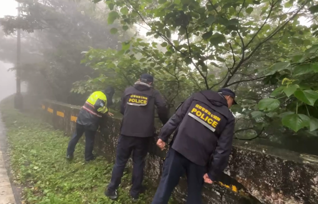 阳金公路17公里处旁边坡惊见大量废弃物。（图／警方提供）