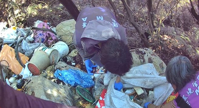 阳金公路17公里处旁边坡惊见大量废弃物。（图／警方提供）