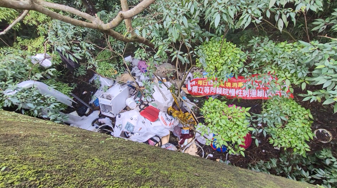 阳金公路17公里处旁边坡惊见大量废弃物。（图／警方提供）