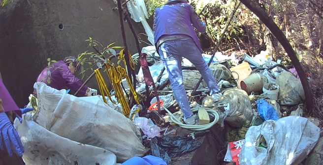 阳金公路17公里处旁边坡惊见大量废弃物。（图／警方提供）